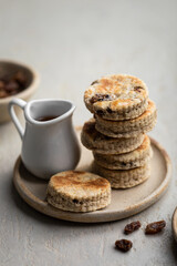 Griddle cakes ou Welsh cakes scones gâteaux plats aux raisins secs