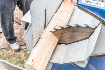 Nahaufnahme einer Kreissäge mit Holzscheite für Holzschneiden, Deutschland