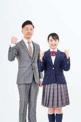 ガッツポーズをするスーツ姿の男性と女子高生