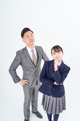 不安な表情のスーツ姿の男性と女子高生