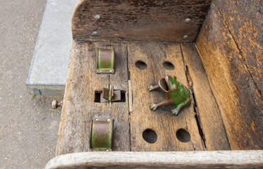 Antiguo Juego de la Rana llamado juego del sapo también. Rana verde con fichas metalicas que se han de introducir  en la boca abierta de la rana
