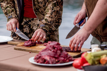 Fleisch schneiden und marinieren vor dem Grillen