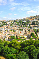 Fototapeta premium Vista del famoso barrio del Albaicín desde la Alhambra de Granada, Andalucía, España. El barrio del Albaicín es Patrimonio de la Humanidad por la UNESCO.