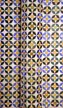 Mosa&iuml;que g&eacute;om&eacute;trique arabe de l'Alhambra &agrave; Grenade. Al Andallus Tiles appel&eacute;s alicatados. Carreaux arabes d'Espagne. Alhambra Palace &agrave; Grenade, un site du patrimoine mondial de l'UNESCO