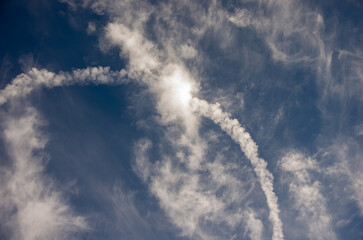 Niebo z chmurami biała smuga kondensacyjna po przelatującym samolocie.	
 - obrazy, fototapety, plakaty