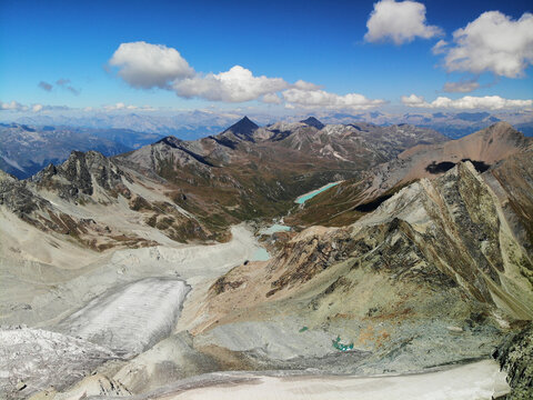 Luftaufnahme vom Moirygletscher mit der Cabane de Moiry und dem Lac de Moiry im Hintergrund vom Pigne de la L&eacute; aus, Val d&acute;Anniviers / Schweiz