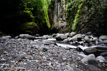 vue d'un cours d'eau à l'intérieur d'une île