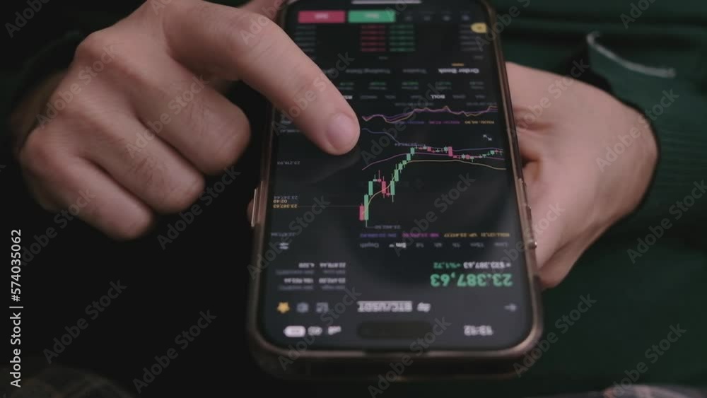 Poster close up smartphone with stock exchange, trading online app interface. man hand scrolling touch scre
