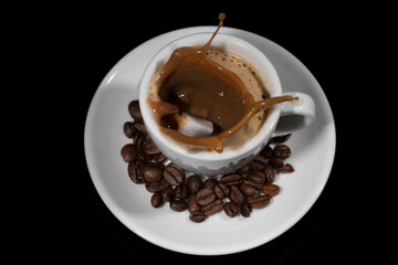 Kaffeetasse mit Würfelzucker Splash