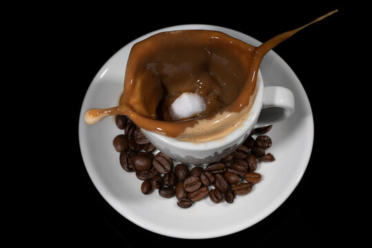 Kaffeetasse mit Würfelzucker Splash