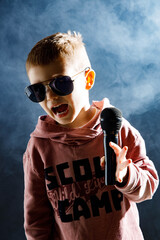 Mały chłopiec śpiewa do mikrofonu - przedszkolak, głos, mikrofon, studio nagrań, muzyka,  - obrazy, fototapety, plakaty