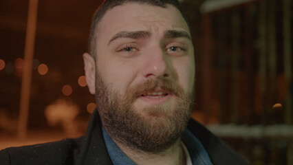 Obraz premium Bearded Man Making a Video Call in Snowy Weather While Smiling at the Camera