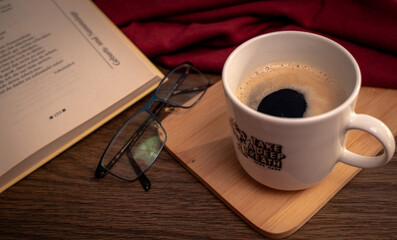 Kaffeepause mit einem guten Buch