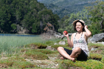 una mujer en la naturaleza con montañas al rededor comienzo manzana