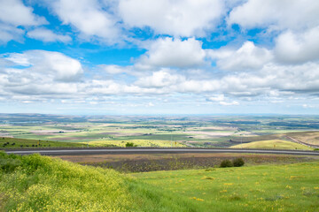 Naklejka premium Deadman's Pass Viewpoint Looking Over Eastern Oregon Landscape Panorama Sunny Summer Day Blue Sky Clouds