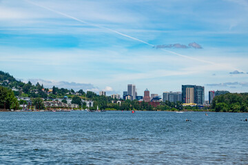 Obraz premium Portland, OR River City Skyline While People Enjoy the Willamette River