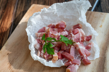 Gerauchter Speck in Würfel präsentiert 