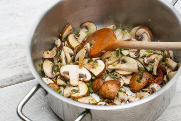Champignons geschnitten in einem Topf angebraten 