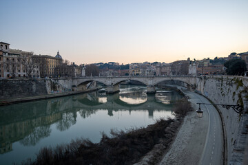 widok na mosty w Rzymie o zachodzie słońca bezchmurne niebo - obrazy, fototapety, plakaty