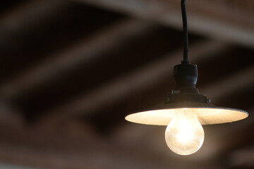 古民家の天井と古い照明
