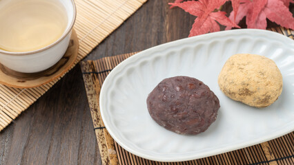 和菓子のおはぎ(あんこときな粉)と紅葉