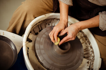 hands making ceramic cup