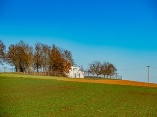 Wasser Reservoir Hochbehälter im Feld
