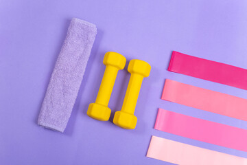 Mancuernas de peso amarilla, ligas de resistencia para ejercicios estiramientos, tenacidad y ejercicios cardio ideal para gimnasio, fisioterapeutas  con espacio para texto