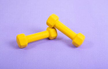 Mancuernas de peso amarilla para ejercicios de resistencia, estiramientos, tenacidad y ejercicios cardio con espacio para texto de gimnasio, fisioterapeutas ideal para poner entrenador y horarios