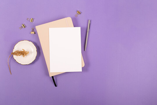 Mockup Para Diseño De Postales, Dibujos, Bocetos O Ilustración Encima De Libreta En Fondo Morado Con Espacio Para Texto, Ideal Para Mostrar El Trabajo De Diseñadores, Ilustradores, Fotógrafos