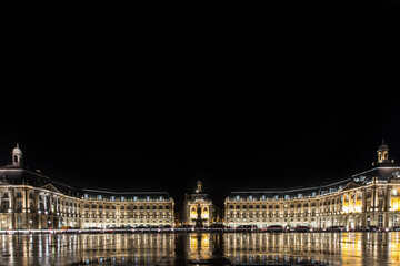 Titre : city of bordeaux by night with the famous place de la bourse illuminated 