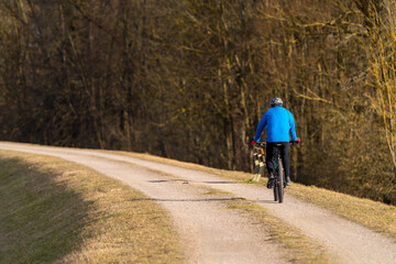 Fototapeta premium Fahrradfahrer an der Donau auf dem Damm