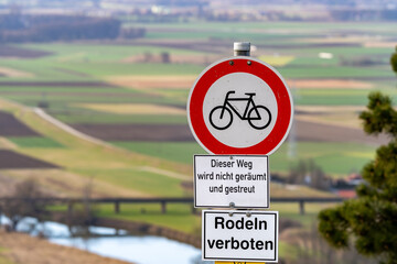Schild, Hinweis, Zeichen Radfahren und Rodeln verboten