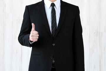 親指を立てるビジネスマン