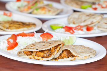 Gordita rellena chicharron