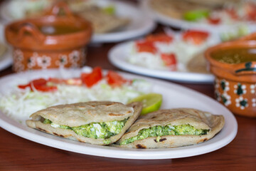 Gordita Rellena de guiso