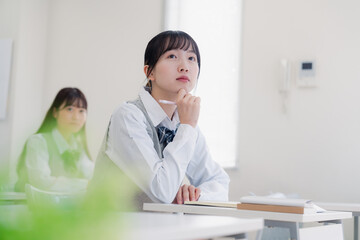 じっくりと考える女子高生