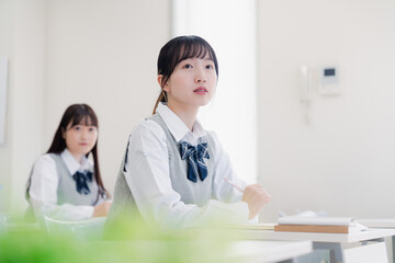 じっくりと考える女子高生