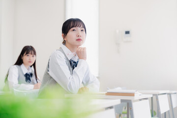 じっくりと考える女子高生