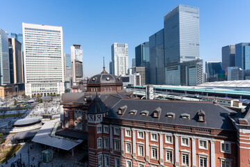 東京駅と高層ビルの風景