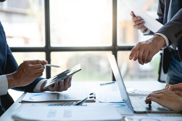 Naklejka premium Asian entrepreneurs and businessmen meet in the office for business planning and financial budgets and assess investment risks To analyze customer groups to increase the growth of the company.