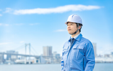 建築・男性・青空