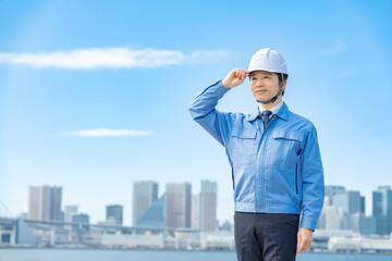 建築・男性・青空