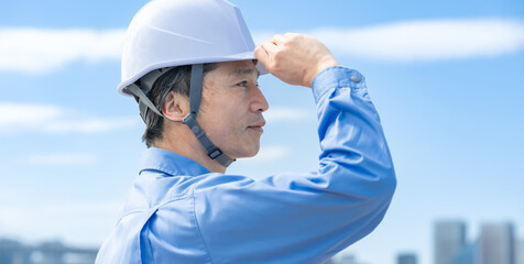 建築・男性・青空