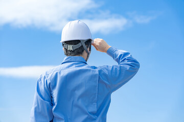 建築・男性・青空