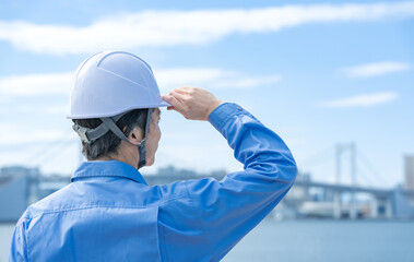 建築・男性・青空