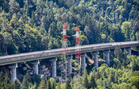 Kanaltal, Autobahn, Malborghetto, Br&uuml;cke, Autobahnbr&uuml;cke, Verkehrsader, Betonbr&uuml;cke, Tarvis, Italien, Tal, Verkehrsweg, A 23, Val Canale, Trasse, Trassenf&uuml;hrung, Hochspannung, Hochspannungsleitung, Le