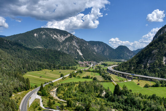 Kanaltal, Autobahn, Malborghetto, Br&uuml;cke, Autobahnbr&uuml;cke, Verkehrsader, Betonbr&uuml;cke, Tarvis, Italien, Tal, Verkehrsweg, A 23, Val Canale, Trasse, Trassenf&uuml;hrung, Hochspannung, Hochspannungsleitung, Le
