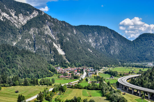 Kanaltal, Autobahn, Malborghetto, Br&uuml;cke, Autobahnbr&uuml;cke, Verkehrsader, Betonbr&uuml;cke, Tarvis, Italien, Tal, Verkehrsweg, A 23, Val Canale, Trasse, Trassenf&uuml;hrung, Hochspannung, Hochspannungsleitung, Le