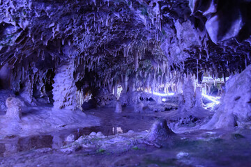 光でライトアップされた飛騨大鍾乳洞